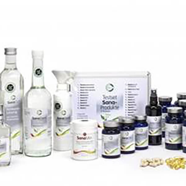 Eine Gruppe von Gesundheits- und Wellnessprodukten, perfekt für Menschen mit Hautproblemen, einschließlich Flaschen, Gläser, Kapseln und eine Box. Die Verpackung hat weiße Etiketten mit grünen und grauen Akzenten-ideal für jedes Kosmetikstudio Hamburg. - KOSMETIK ATELIER Hamburg Winterhude