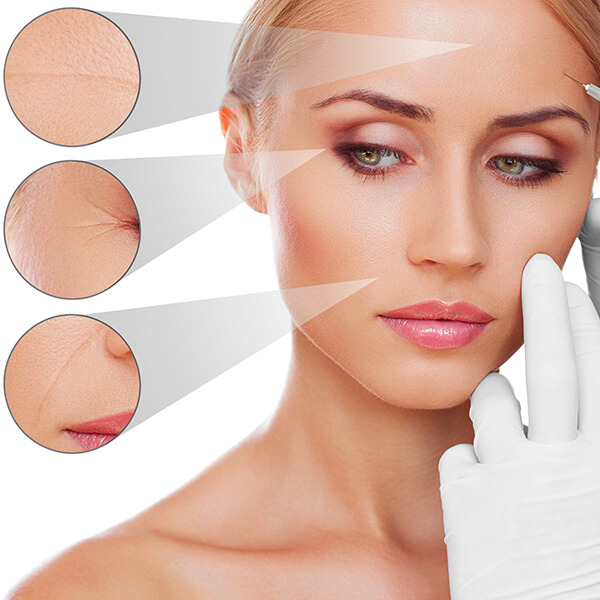 Das Gesicht einer Frau wird im Kosmetik ATELIER von einer behandschuhten Hand untersucht, wobei drei vergrößerte Einschübe die Falten auf der Stirn, um die Augen und in der Nähe des Mundes hervorheben. - KOSMETIK ATELIER Hamburg Winterhude