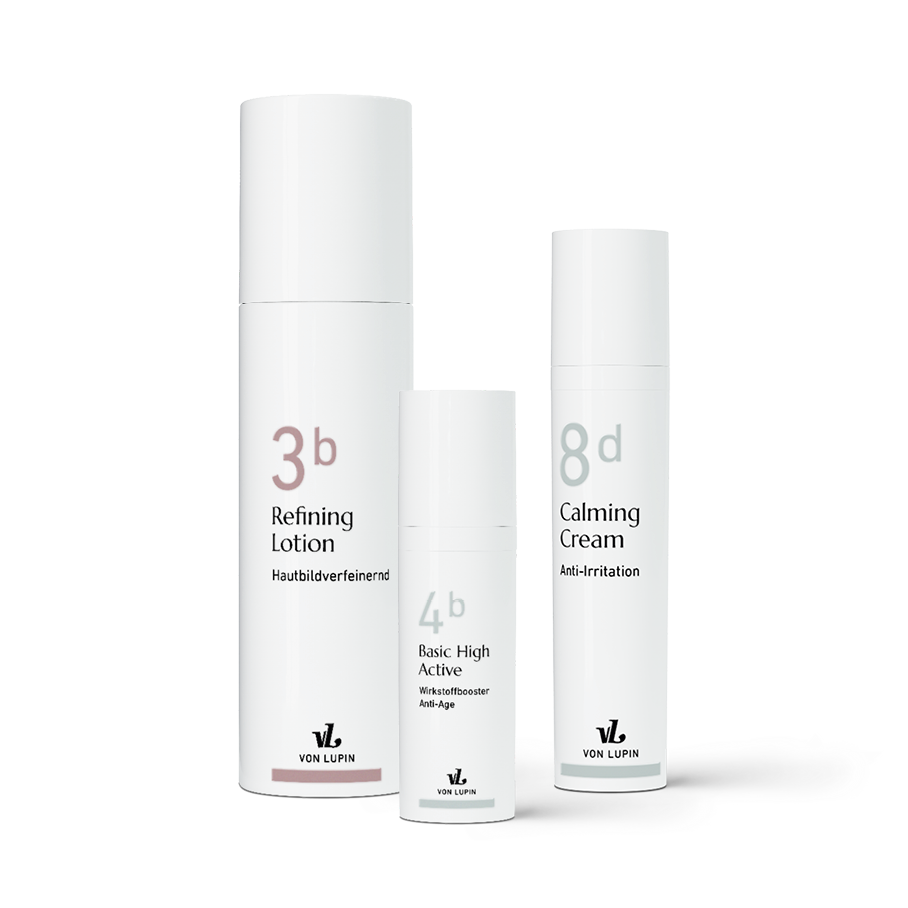 Drei Hautpflegeflaschen mit den Aufschriften "3b Refining Lotion", "4b Basic High Active" und "8d Calming Cream" von Von Lupin, aufrecht stehend auf einem hellen Hintergrund mit einem dezenten Schatten unter ihnen. - KOSMETIK ATELIER Hamburg Winterhude